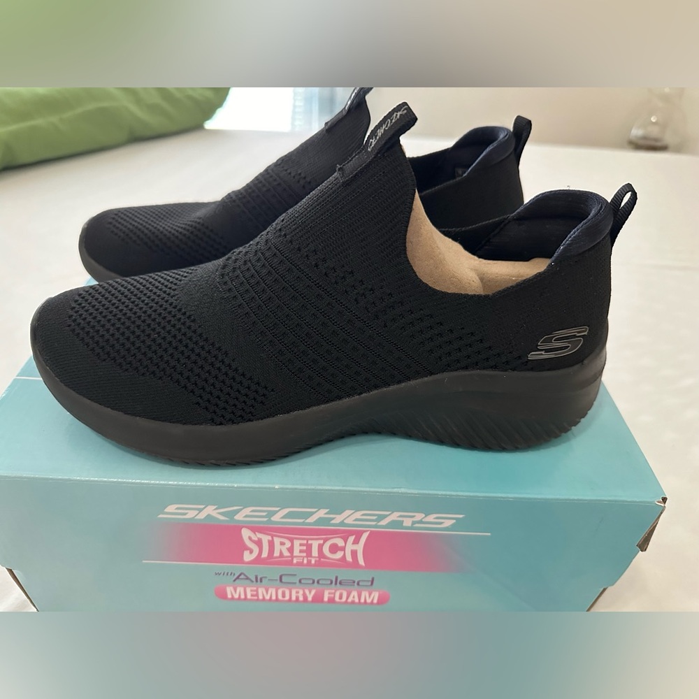 Skechers classy charm black slipon tennis shoes 10